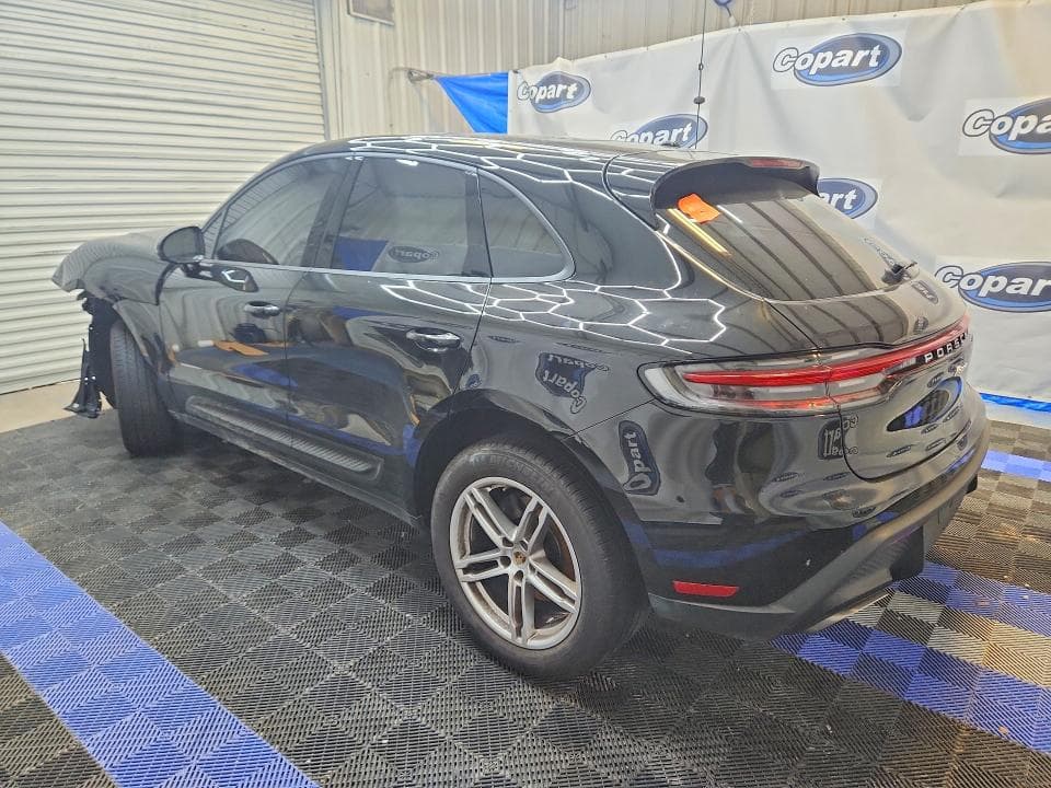 2025 PORSCHE MACAN BASE 2