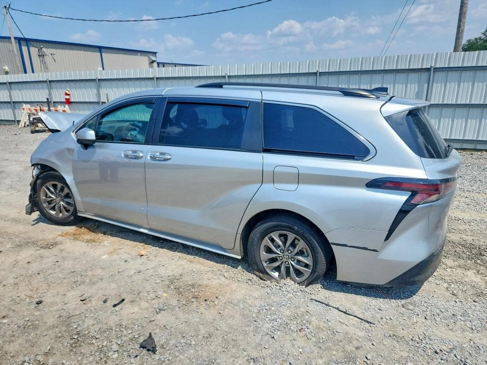 2023 TOYOTA SIENNA XLE 2