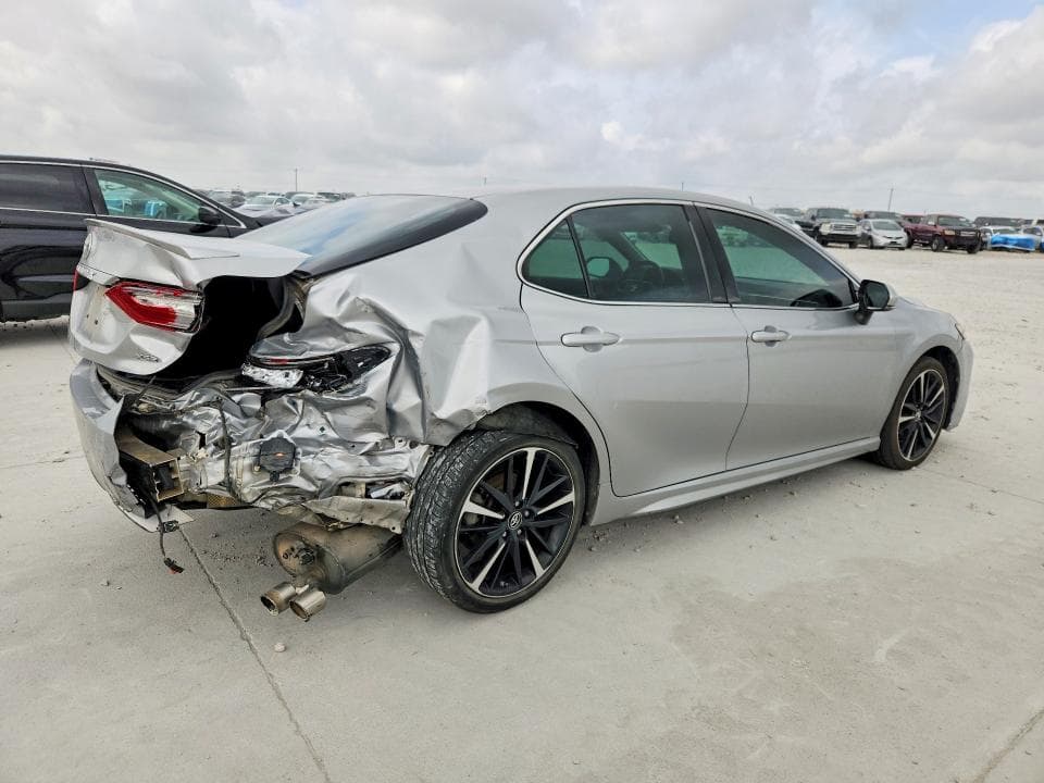 2018 TOYOTA CAMRY XSE 3