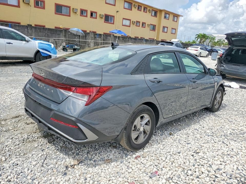 2025 HYUNDAI ELANTRA SE 3