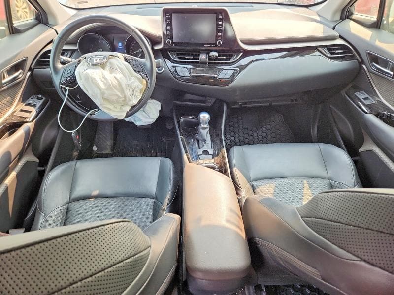 2022 TOYOTA C-HR XLE 8