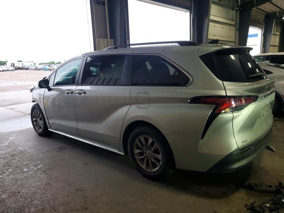 2021 TOYOTA SIENNA XLE 2