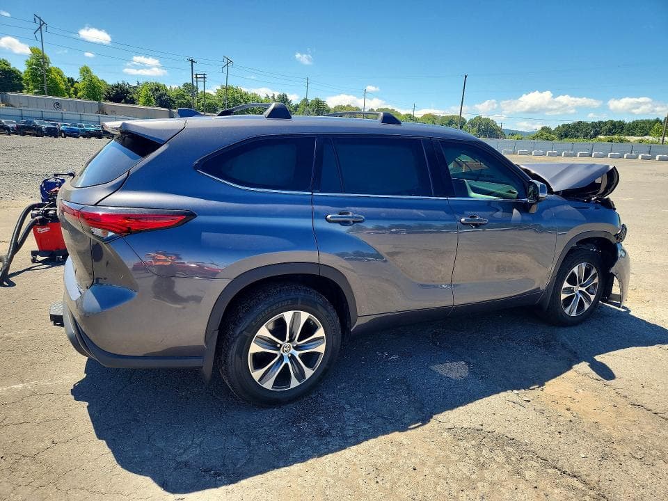 2022 TOYOTA HIGHLANDER XLE 3