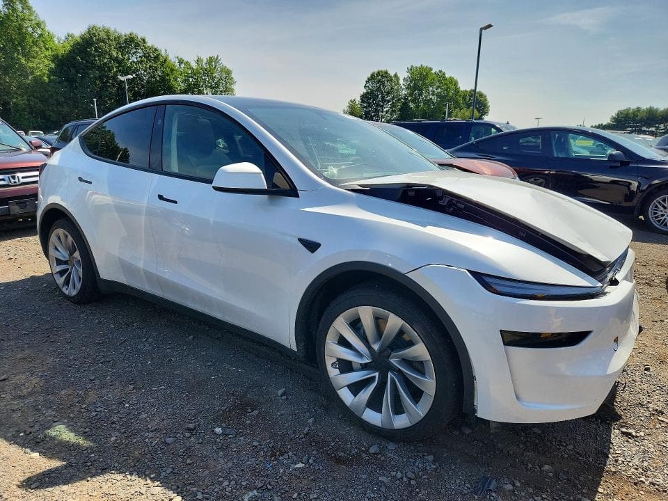 2026 TESLA MODEL Y 4