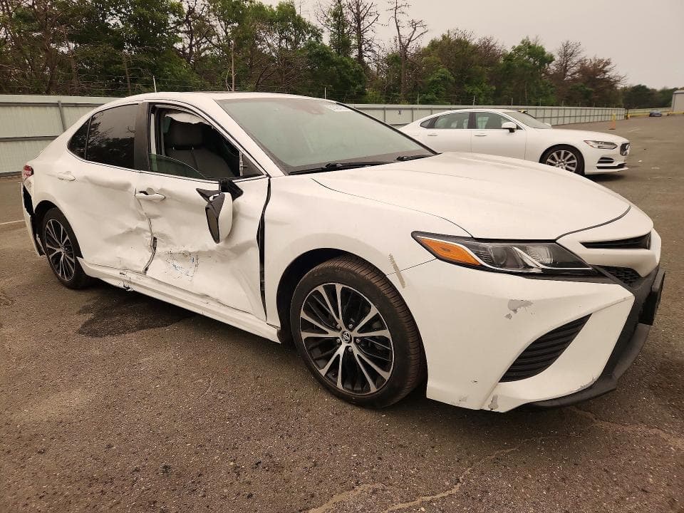 2020 TOYOTA CAMRY SE 4