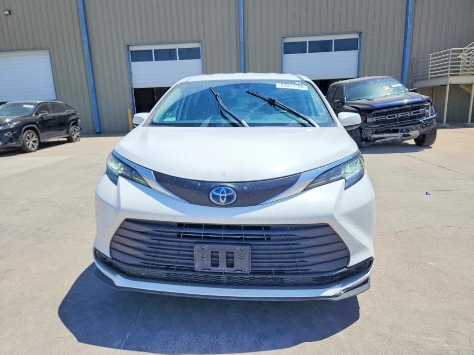 2022 TOYOTA SIENNA LE 5