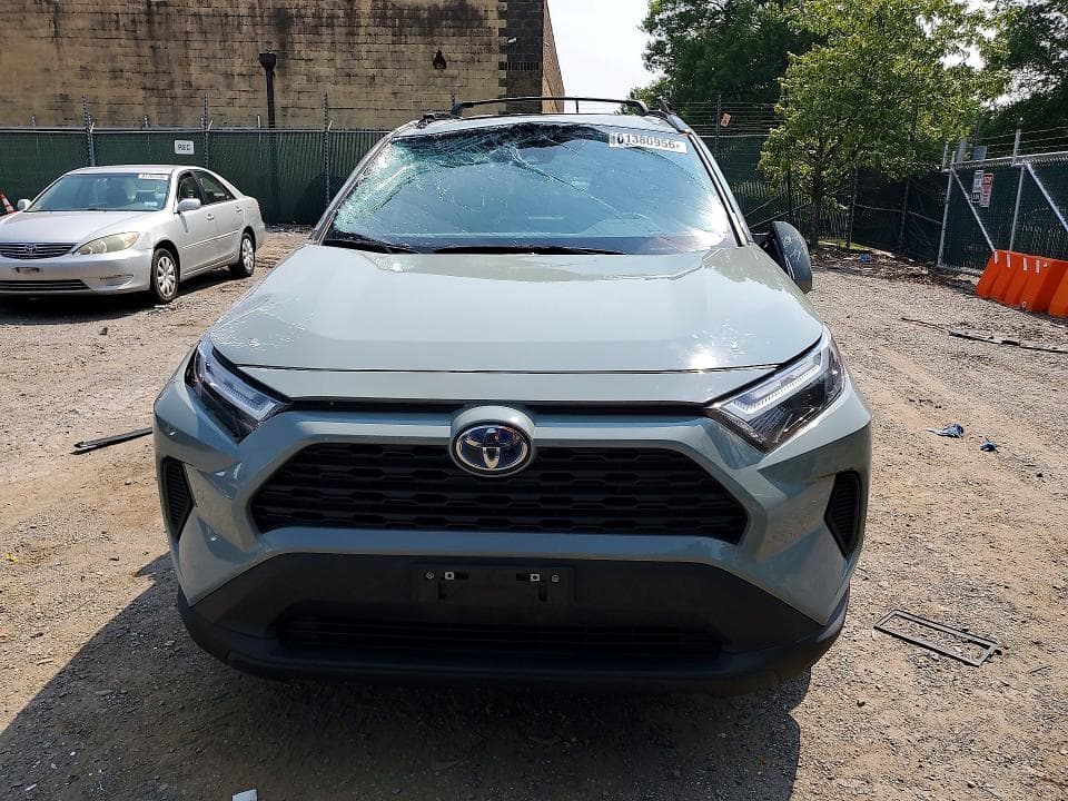 2022 TOYOTA RAV4 XLE 5
