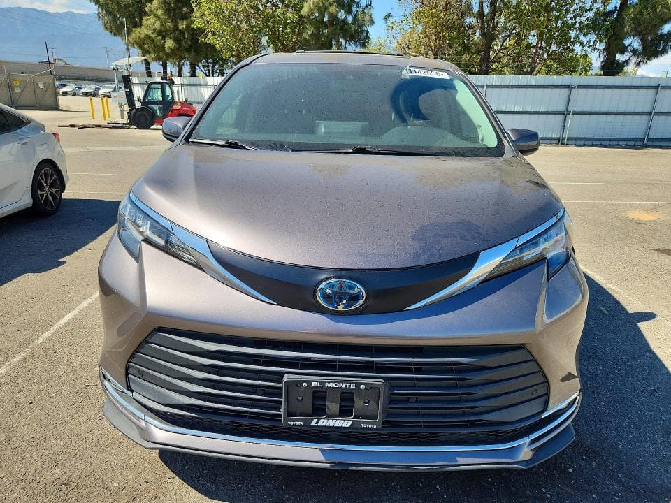 2021 TOYOTA SIENNA XLE 5