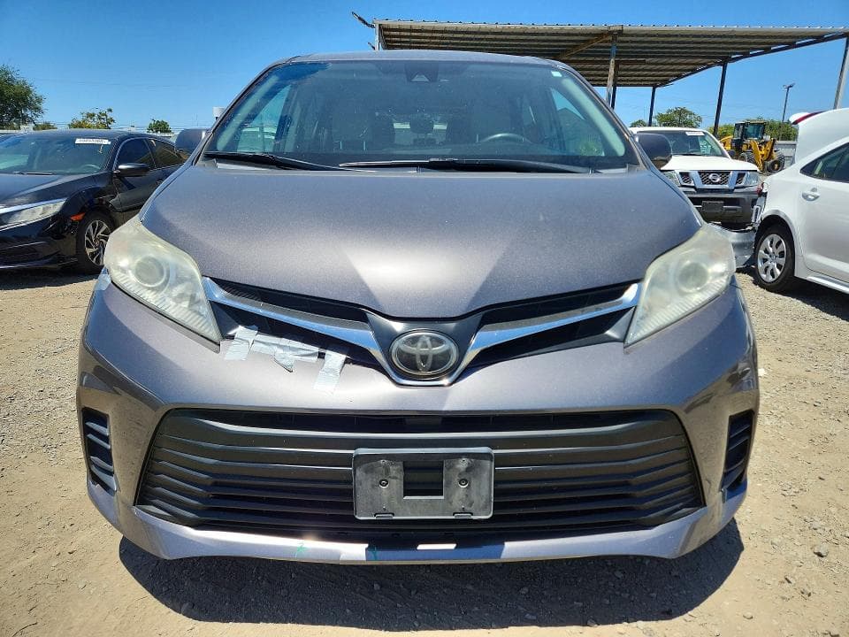 2018 TOYOTA SIENNA LE 5