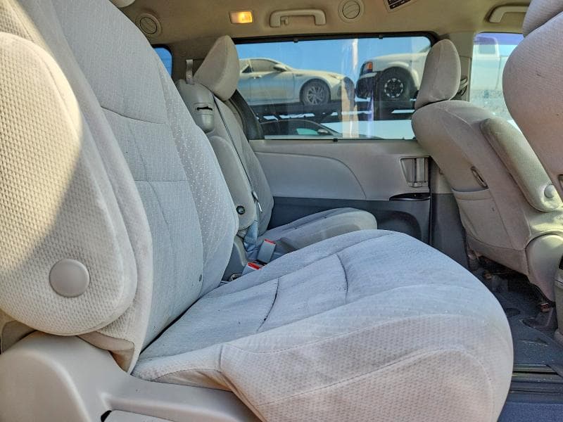 2019 TOYOTA SIENNA LE 11