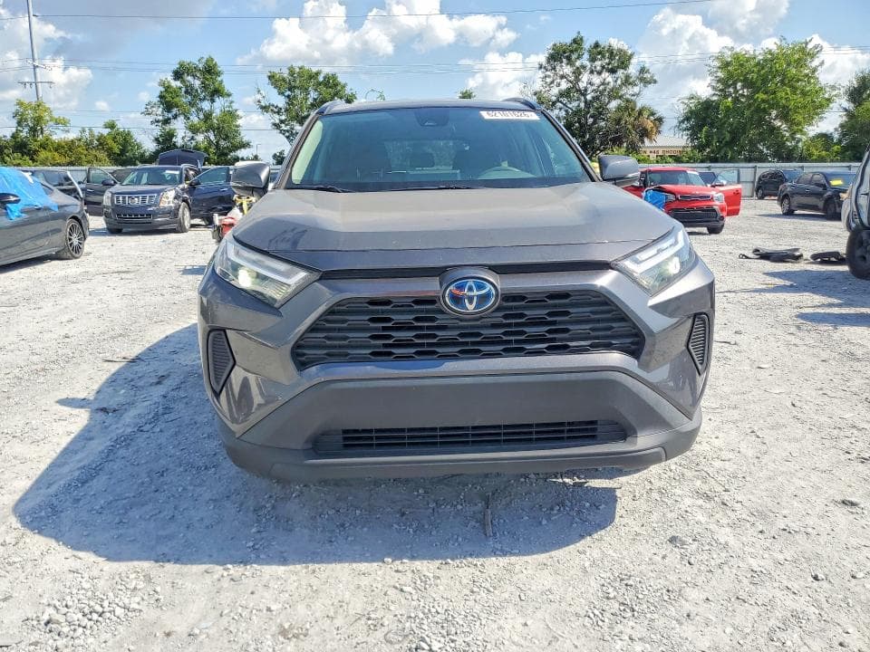 2022 TOYOTA RAV4 XLE 5