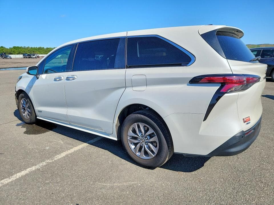 2021 TOYOTA SIENNA XLE 2