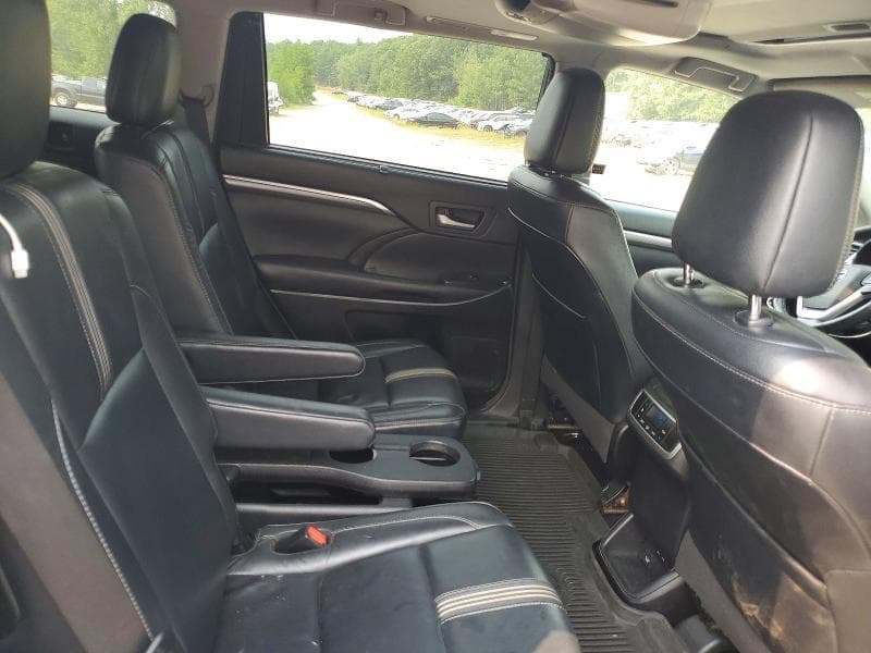 2017 TOYOTA HIGHLANDER SE 11