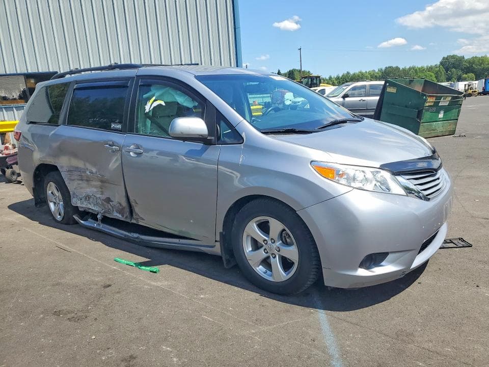 2017 TOYOTA SIENNA LE 4