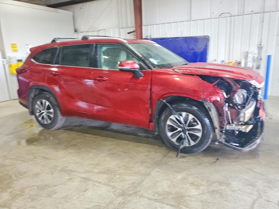 2022 TOYOTA HIGHLANDER XLE 4