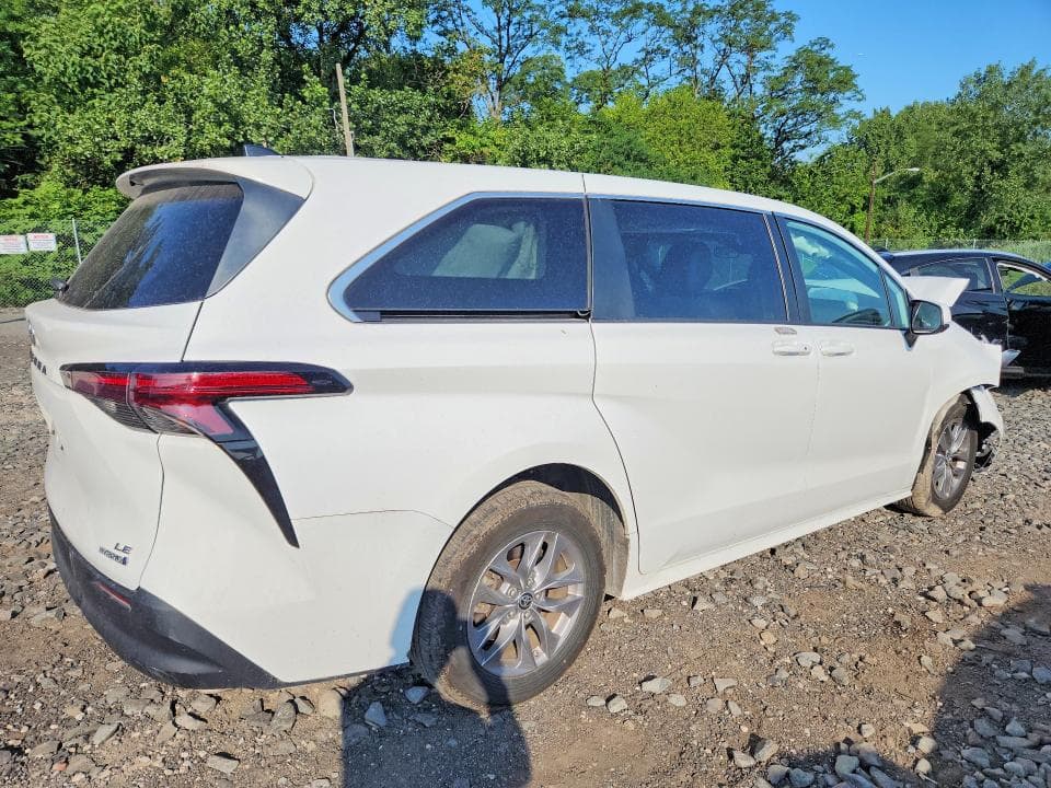 2022 TOYOTA SIENNA LE 3