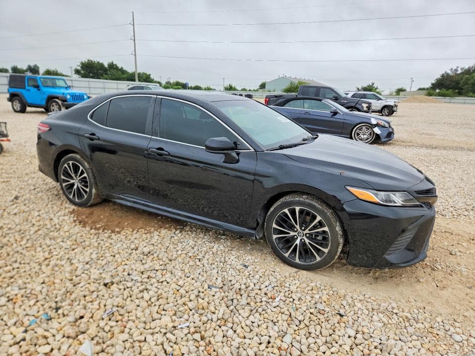 2018 TOYOTA CAMRY SE 4