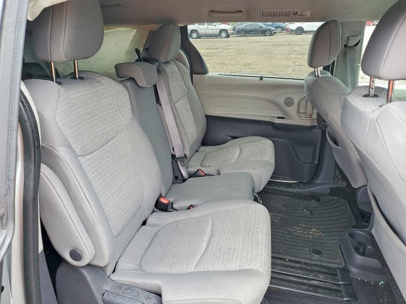 2021 TOYOTA SIENNA LE 11