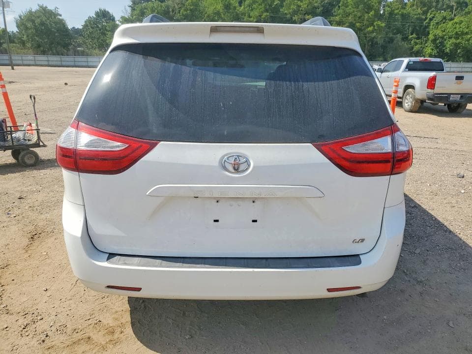 2017 TOYOTA SIENNA LE 6