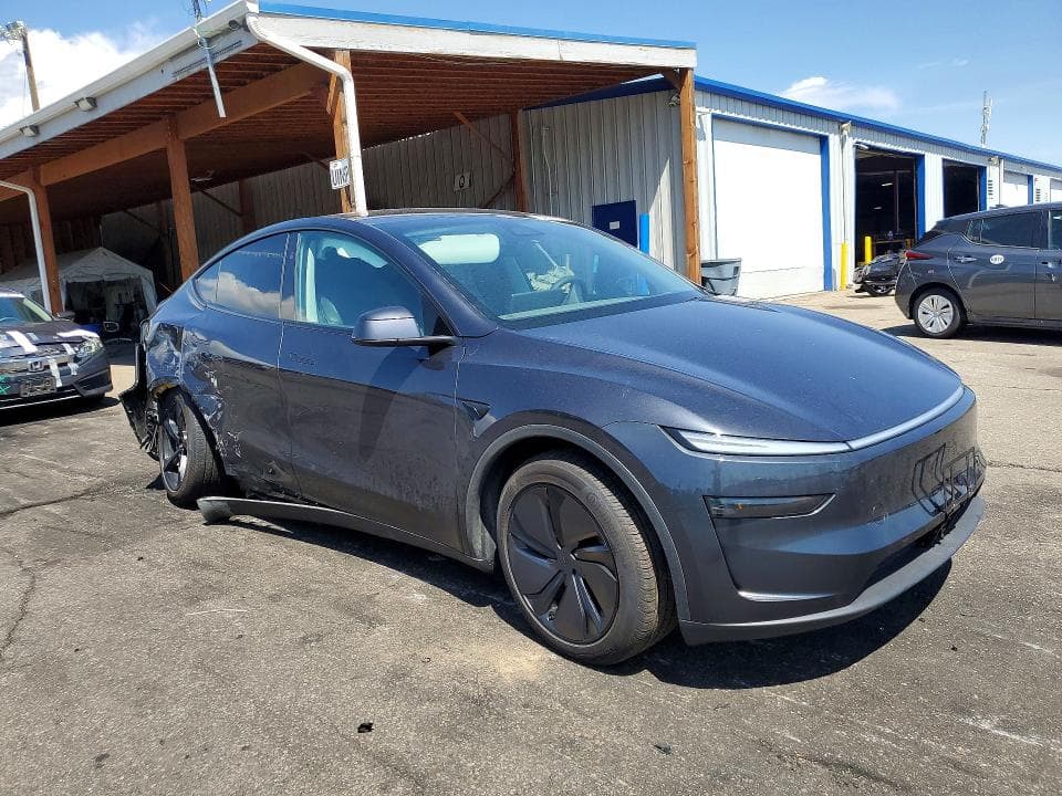 2026 TESLA MODEL Y 4
