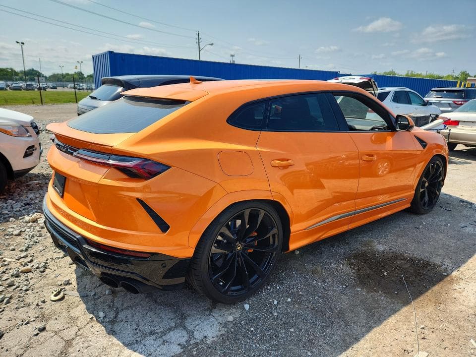 2022 LAMBORGHINI URUS 3
