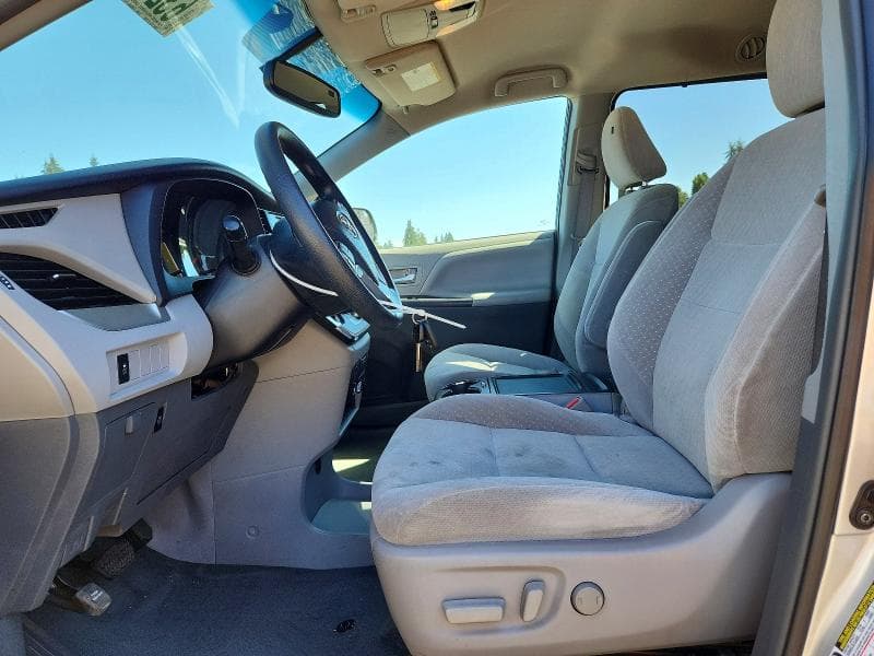 2017 TOYOTA SIENNA LE 7
