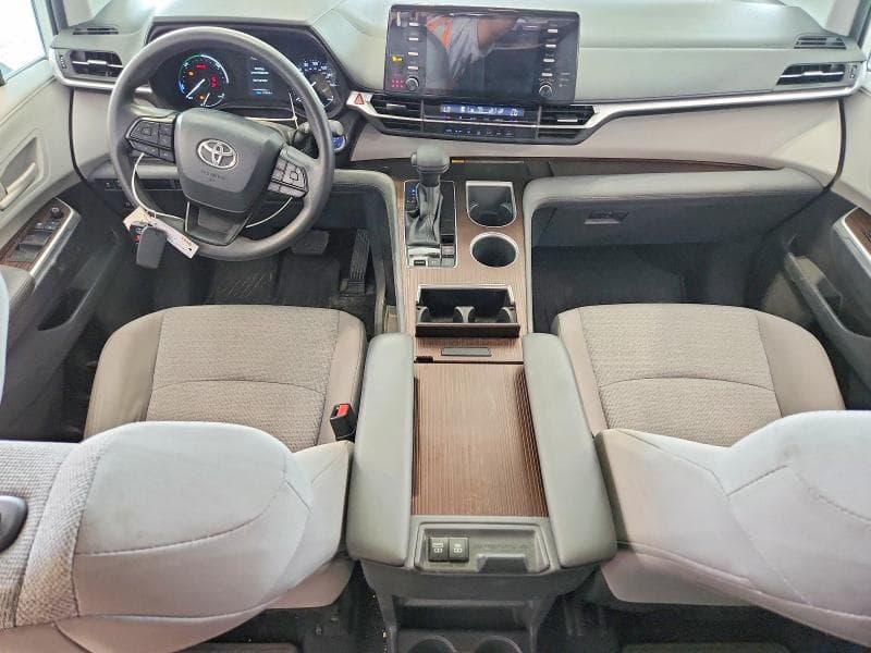 2023 TOYOTA SIENNA LE 8