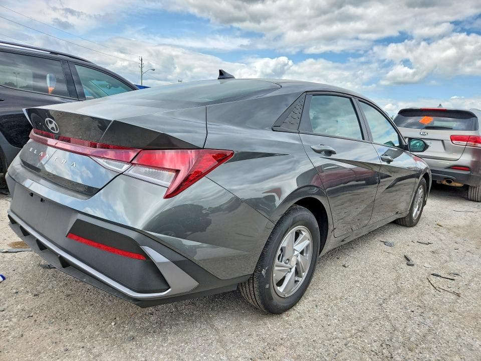 2026 HYUNDAI ELANTRA SE 3