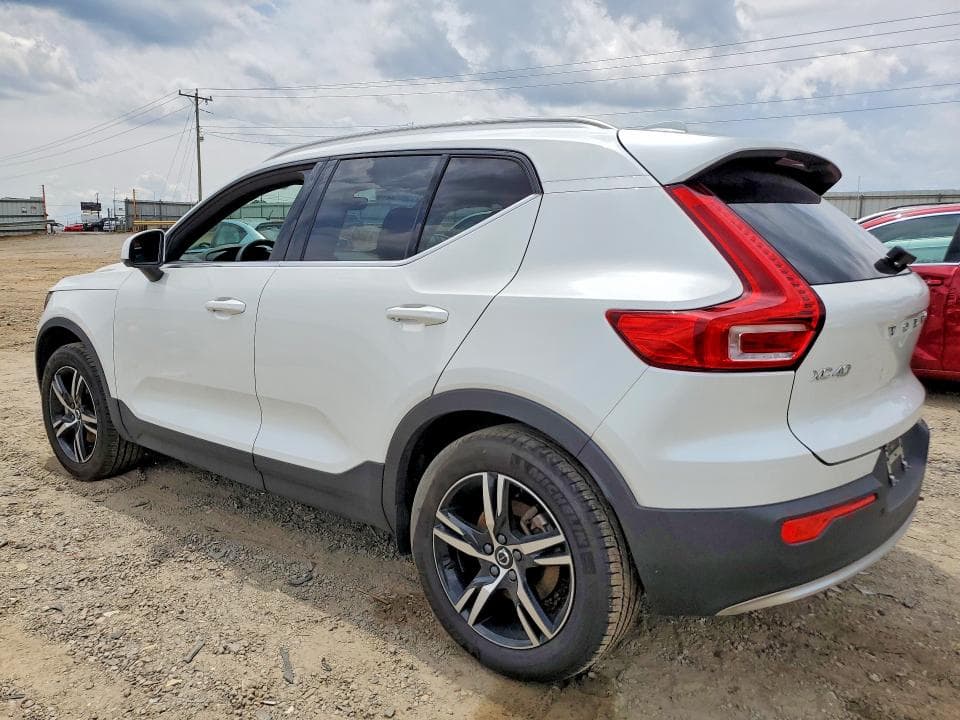 2025 VOLVO XC40 CORE 2