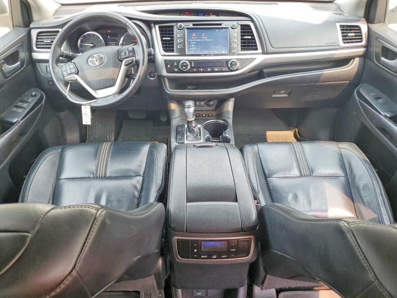 2017 TOYOTA HIGHLANDER SE 8