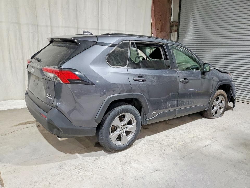 2022 TOYOTA RAV4 XLE 3