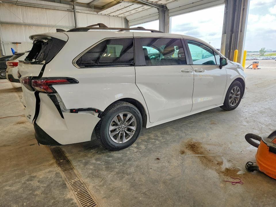 2023 TOYOTA SIENNA LE 3