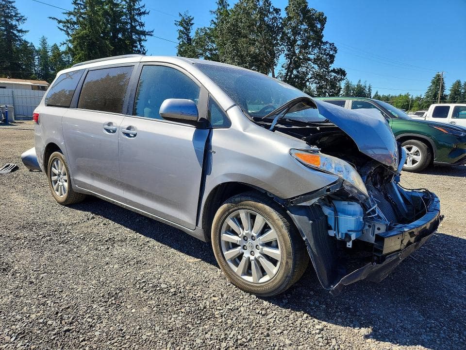 2017 TOYOTA SIENNA LE 4