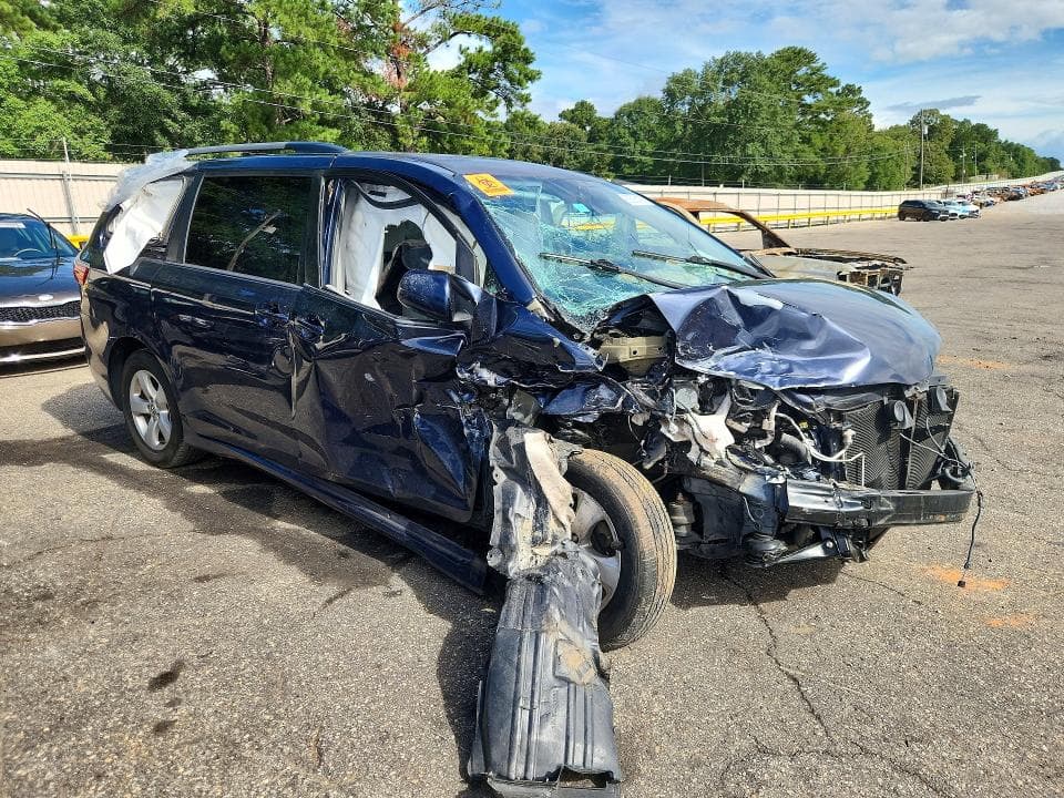 2018 TOYOTA SIENNA LE 4