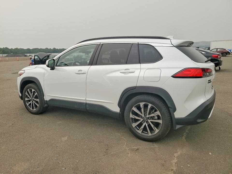2022 TOYOTA COROLLA CROSS XLE 2
