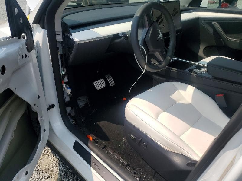 2025 TESLA MODEL Y 8