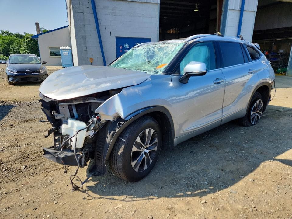 2022 TOYOTA HIGHLANDER XLE - 1