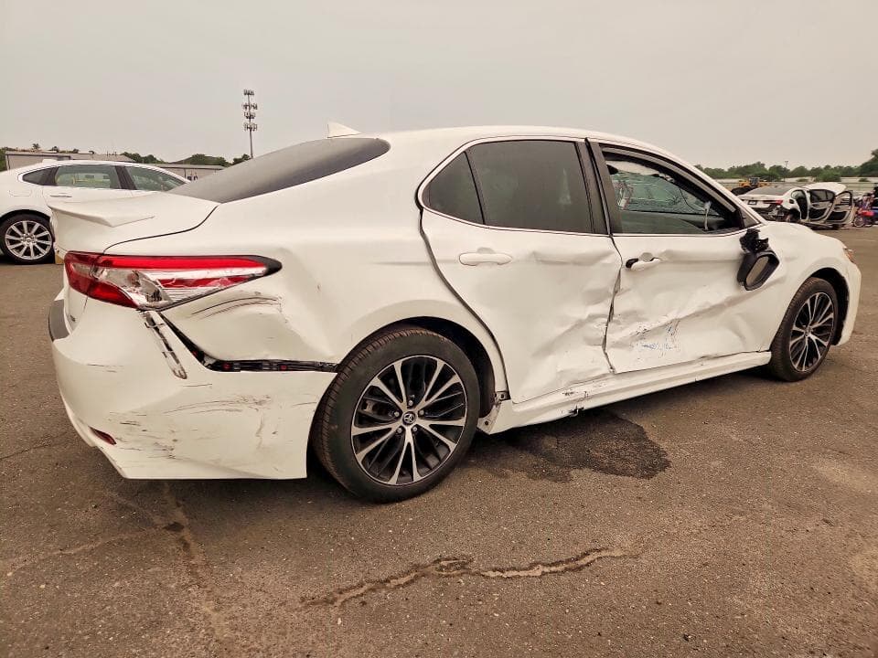 2020 TOYOTA CAMRY SE 3