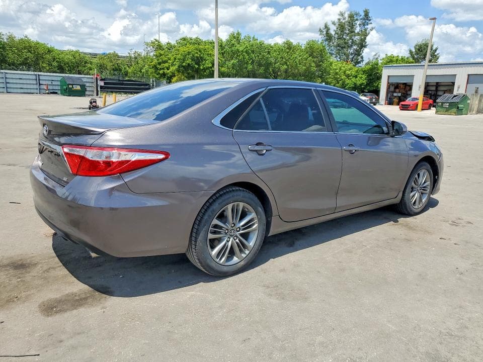 2017 TOYOTA CAMRY SE 3