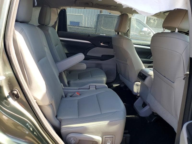 2017 TOYOTA HIGHLANDER XLE 11