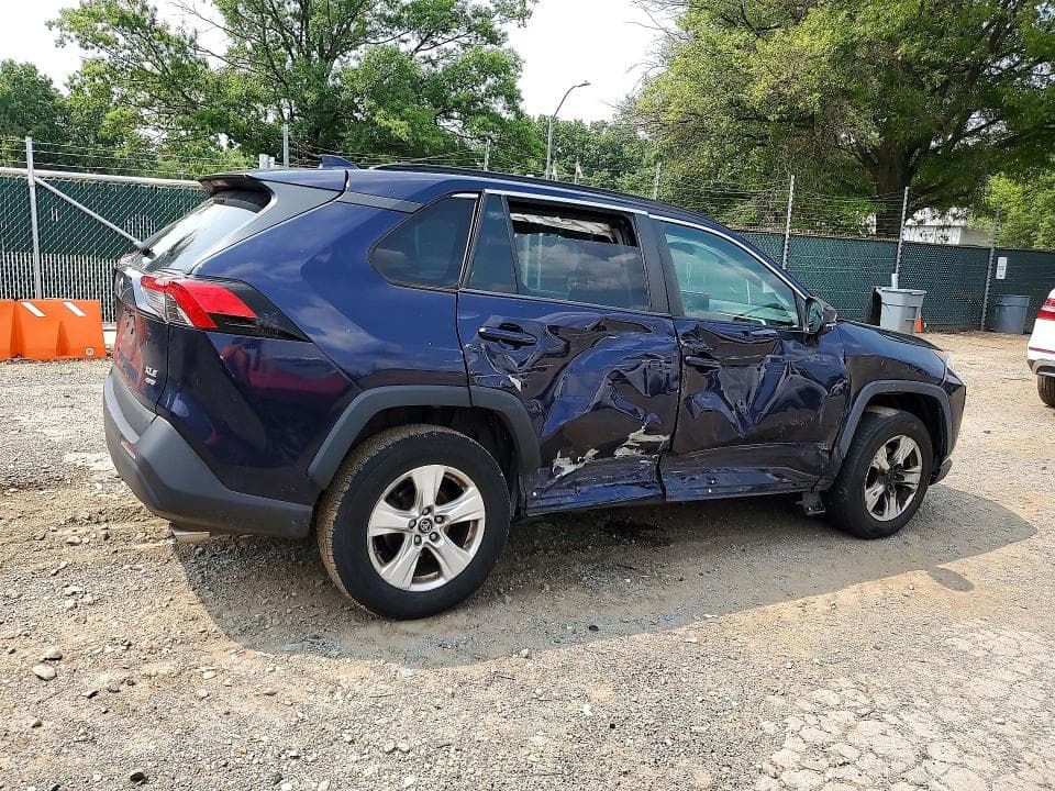 2019 TOYOTA RAV4 XLE 3