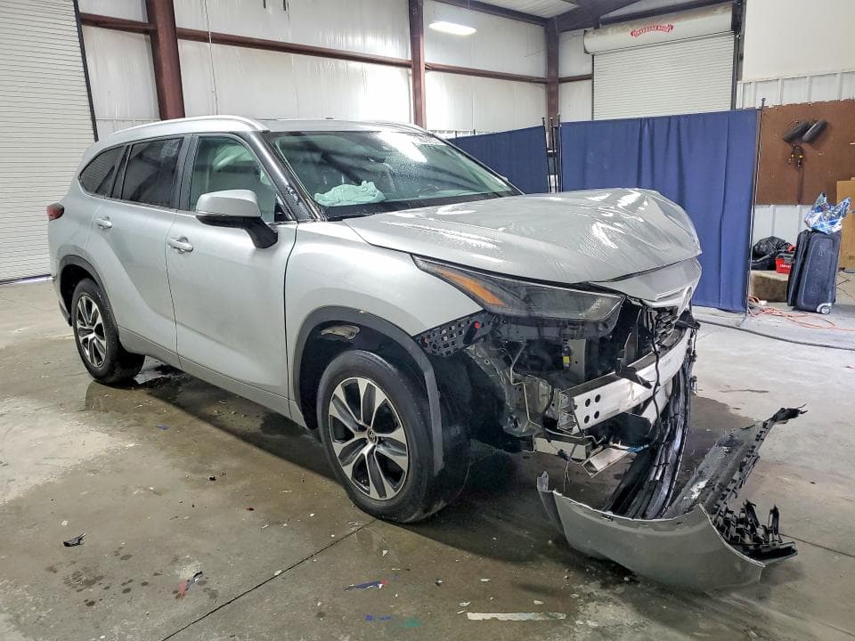 2023 TOYOTA HIGHLANDER XLE 4