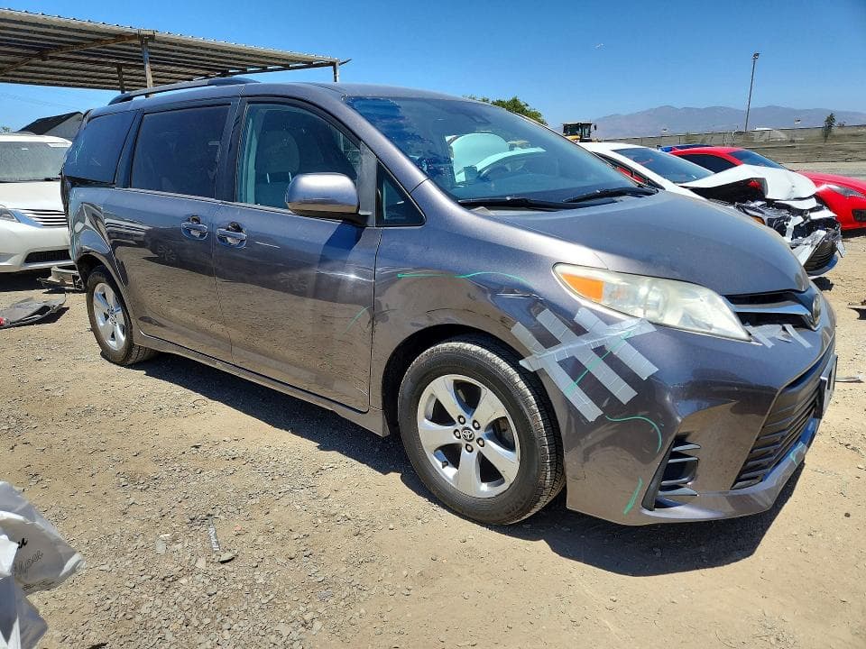 2018 TOYOTA SIENNA LE 4