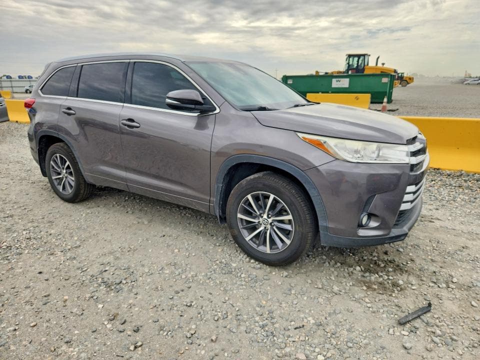 2017 TOYOTA HIGHLANDER XLE 4