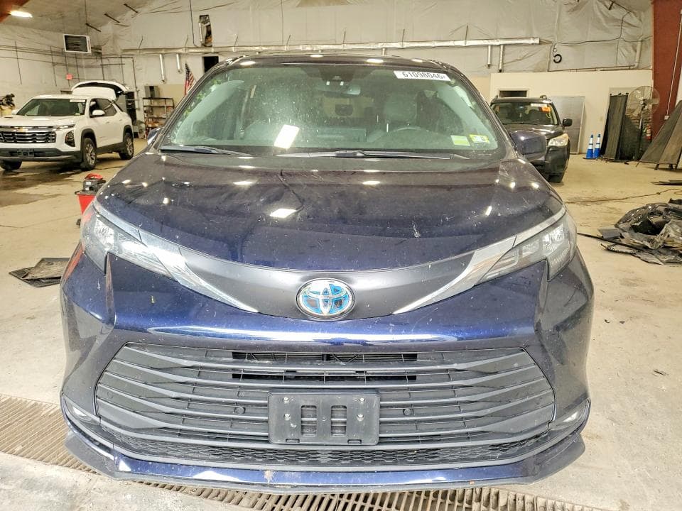 2025 TOYOTA SIENNA XLE 7-PASSENGER 5