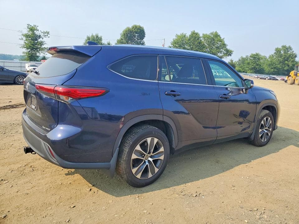 2021 TOYOTA HIGHLANDER XLE 3