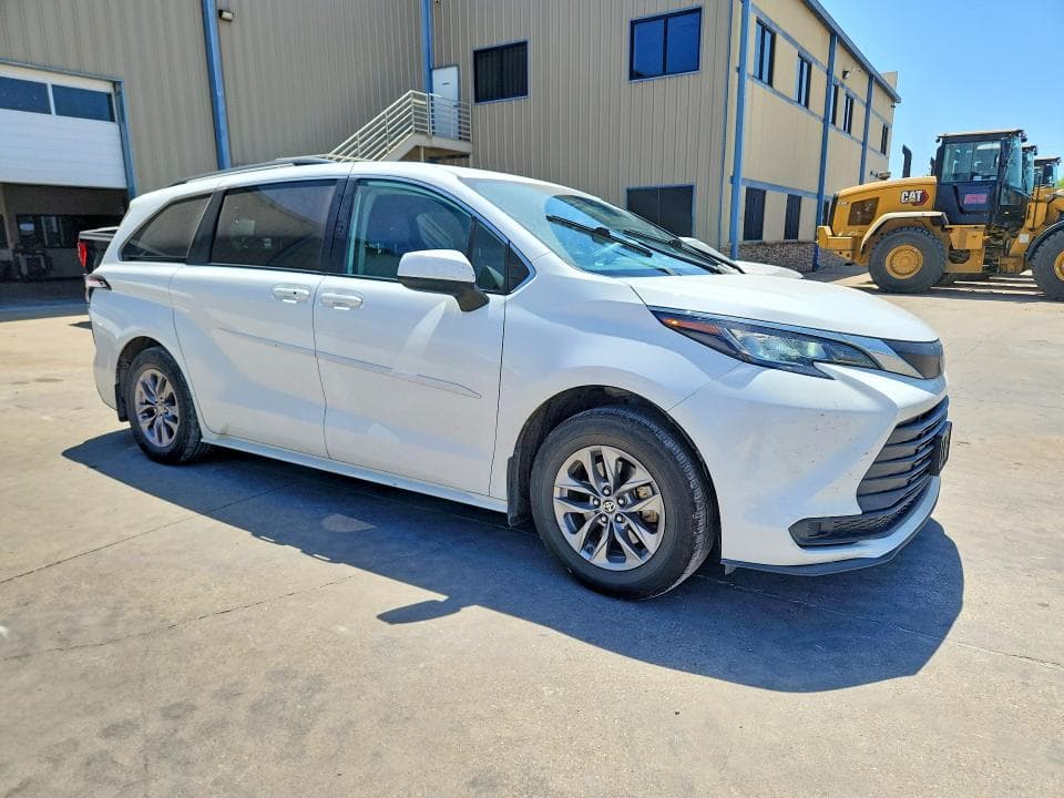 2022 TOYOTA SIENNA LE 4