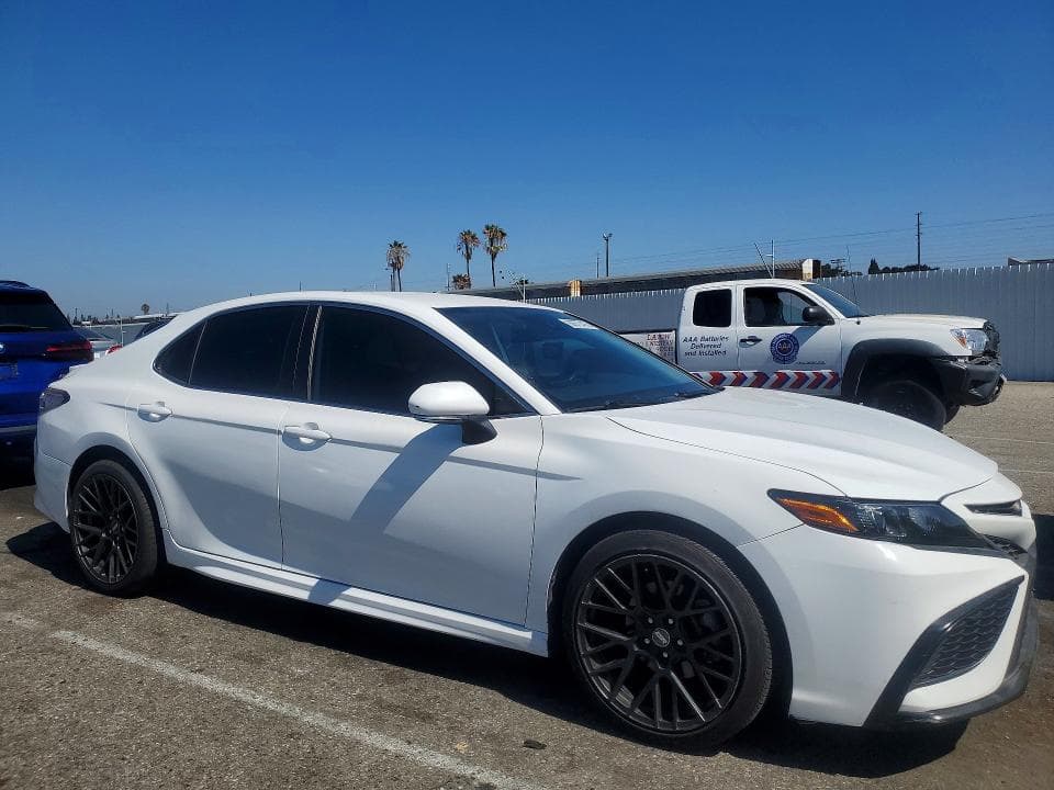 2022 TOYOTA CAMRY SE 4