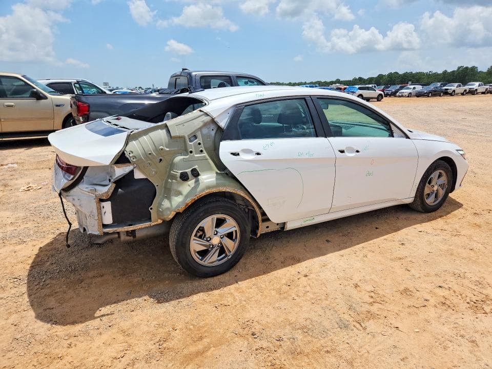 2024 HYUNDAI ELANTRA SE 3
