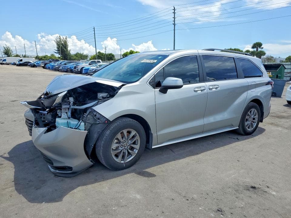 2025 TOYOTA SIENNA XLE 8-PASSENGER